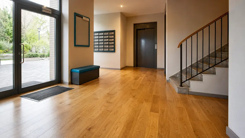 Portal de una comunidad con suelo de parquet